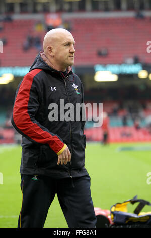 Principauté Stadium, Cardiff, Pays de Galles. Feb 13, 2016. RBS Six Nations championnats. Le Pays de Galle contre l'Ecosse. Shaun Edwards, entraîneur adjoint de galles prend l'équipe warm-up Crédit : Action Plus Sports/Alamy Live News Banque D'Images