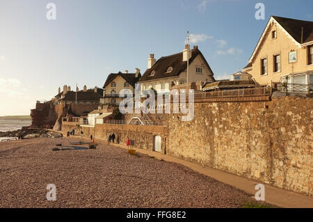 La ville de Sidmouth, Devon. Maisons de chaume donnant sur la plage. Banque D'Images