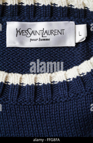 Yves Saint Laurent pour homme étiquette dans man's jumper Banque D'Images