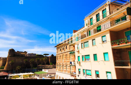 Le Sangallo Fortress et moderne d'appartements touristiques. Banque D'Images