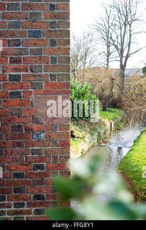 Un marqueur indiquant le niveau d'eau de l'inondation de Louth, dans le Lincolnshire le 29 mai 1920. Banque D'Images