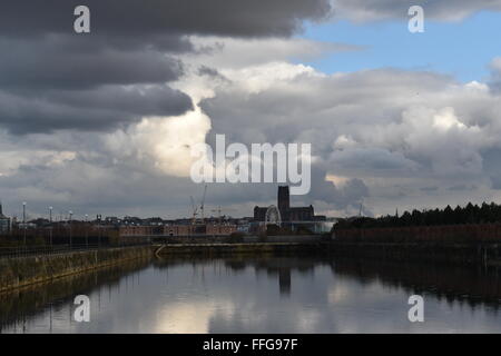 En regardant vers Liverpool du quai d'Egerton, Birkenhead. Banque D'Images