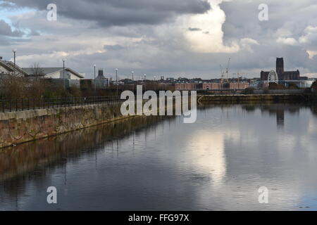 En regardant vers Liverpool du quai d'Egerton, Birkenhead. Banque D'Images