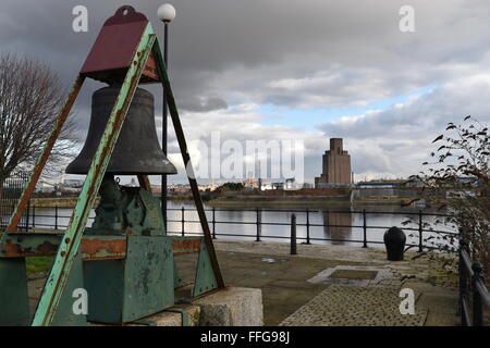 En regardant vers le quai d'Egerton Mersey Tunnel Ventilation Tower de Tower Bridge Road, Birkenhead. Banque D'Images