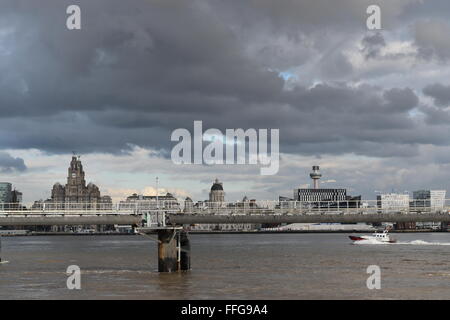 Rivière Mersey à Liverpool à bord de l'eau Banque D'Images