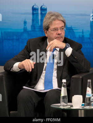 Munich, Allemagne. 12 Février, 2016. Le ministre des Affaires étrangères italien Paolo Gentiloni parle lors de la 52e la sécurité dans Munich, Allemagne, 12 février 2016. La 52e Conférence de sécurité soit jusqu'au 14 février 2016. Photo : SVEN HOPPE/dpa/Alamy Live News Banque D'Images