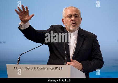 Munich, Allemagne. 12 Février, 2016. Le ministre iranien des affaires étrangères Mohammad Javad Zarif a la 52ème La sécurité dans Munich, Allemagne, 12 février 2016. La 52e Conférence de sécurité soit jusqu'au 14 février 2016. Photo : SVEN HOPPE/dpa/Alamy Live News Banque D'Images