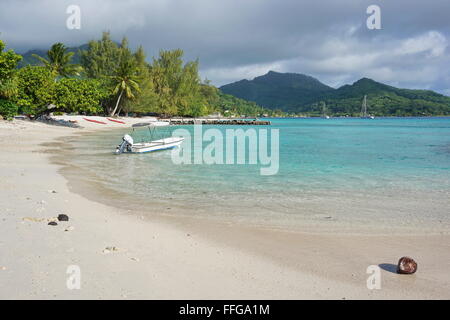 Plage de sable blanc près du village de Fare à Huahine, l'île de l'océan Pacifique, Polynésie Française Banque D'Images