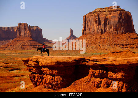 Monument Valley Navajo Cowboy à cheval à John Ford's Point Banque D'Images