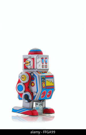 Clockwork Tin Retro Robot sur un fond blanc Banque D'Images