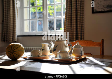 Stillife de café en céramique et melon sur une table à rayons de France Europe Banque D'Images