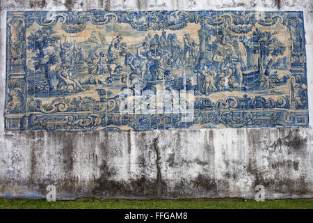 Carreaux azulejos sur les fièvres paludéennes Livres le mur de l'Aqueduc à Lisbonne, Portugal Banque D'Images