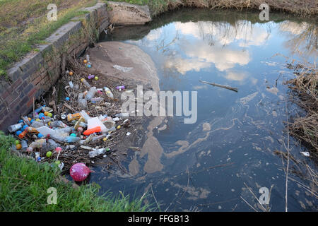 Déchets déversés dans un ruisseau Banque D'Images