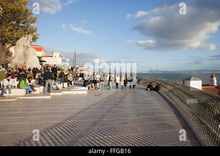 Miradouro de Santa Catarina dans ville de Lisbonne, Portugal, lieu hangout, Vantage Point Banque D'Images