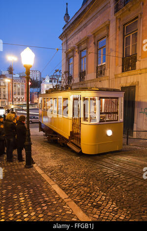 Le Portugal, ville de Lisbonne, Elevador da Gloria funiculaire sur Calcada da Gloria street at night Banque D'Images