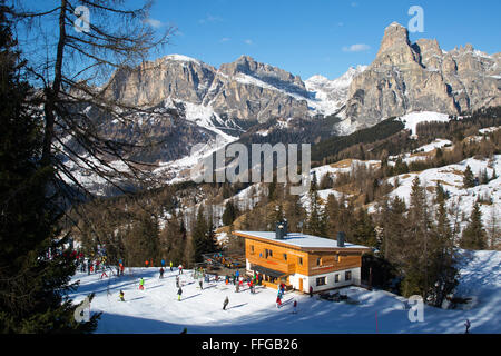 La Baita restaurant dans les pentes de l'Alta Badia, Corvara, Dolomites, Padova, Italie Banque D'Images