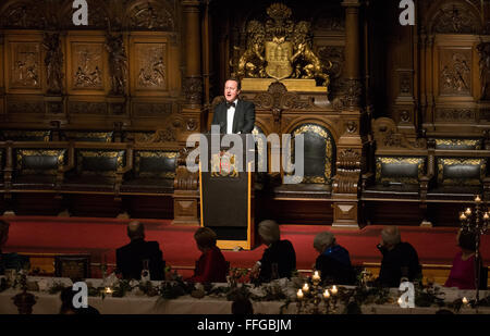 Hambourg, Allemagne. 12 Février, 2016. De Premier ministre britannique, David Cameron, prononce un discours à l'Matthiae dîner à l'hôtel de ville de Hambourg, Allemagne, 12 février 2016. De Premier ministre britannique David Cameron et la Chancelière allemande, Angela Merkel, sont les invités d'honneur de la fête la plus ancienne dans le monde. Depuis 1356, les dirigeants de l'Hansa city inviter des invités de à l'Matthiae le dîner. Photo : CHRISTIAN CHARISIUS/dpa/Alamy Live News Banque D'Images