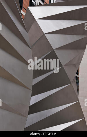 Une sculpture en acier spirale moderne connu sous le nom de 'les ailes d'Ange' par Thomas Heatherwick près de St Paul's Cathedral, London, Royaume-Uni. Banque D'Images