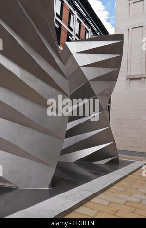 Une sculpture en acier spirale moderne connu sous le nom de 'les ailes d'Ange' par Thomas Heatherwick près de St Paul's Cathedral, London, Royaume-Uni. Banque D'Images