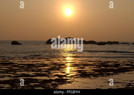 Marée basse au coucher du soleil, Hikkaduwa, au Sri Lanka, en Asie du Sud Banque D'Images