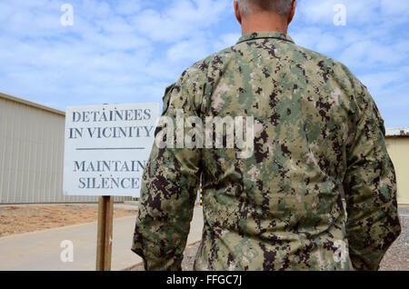 Guantanamo cuba gtmo camp delta détenus à proximité maintenir le silence signe avec soldier Banque D'Images