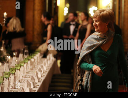 Hambourg, Allemagne. 12 Février, 2016. Friede Springer (R), l'éditeur allemand et veuve d'Axel Springer, arrive à l'Matthiae dîner à l'hôtel de ville de Hambourg, Allemagne, 12 février 2016. De Premier ministre britannique David Cameron et la Chancelière allemande, Angela Merkel, sont les invités d'honneur de la fête la plus ancienne dans le monde. Depuis 1356, les dirigeants de l'Hansa city inviter des invités de à l'Matthiae le dîner. Photo : CHRISTIAN CHARISIUS/dpa/Alamy Live News Banque D'Images