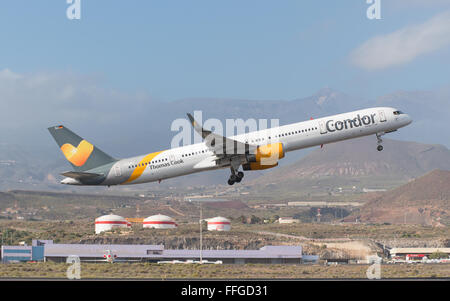 TENERIFE, ESPAGNE - 31 janvier : Thomas Cook Boeing 757-300 Condor décolle de l'aéroport de Tenerife Sud le 31 janvier 2016. Banque D'Images