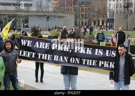 Manchester, UK. Feb 13, 2016. Maintenant les militants une bannière qui se lit comme suit : "Nous sommes PKK PKK, c'est nous a quitté l'interdiction sur le PKK' pendant un rassemblement à Manchester. Manifestation contre l'emprisonnement d'Abdullah Öcalan, un des membres fondateurs de l'organisation militante du Parti des Travailleurs du Kurdistan. Crédit : Barbara Cook/Alamy Live News Banque D'Images