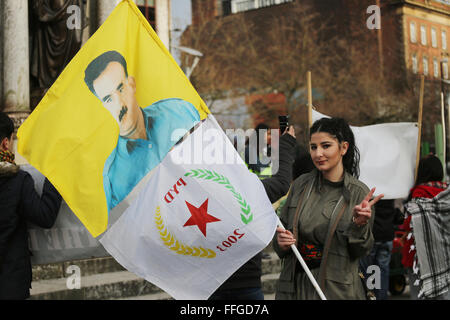 Manchester, UK. Feb 13, 2016. Une jeune femme tenant un drapeau avec une photo d'Ocalan. Manifestation contre l'emprisonnement d'Abdullah Öcalan, un des membres fondateurs de l'organisation militante du Parti des Travailleurs du Kurdistan. Crédit : Barbara Cook/Alamy Live News Banque D'Images