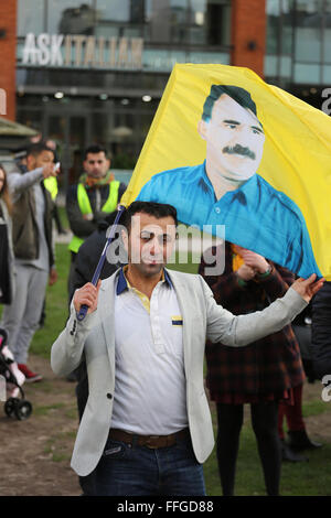 Manchester, UK. Feb 13, 2016. Un manifestant montre une photo d'Ocalan durant un rassemblement à Manchester. Manifestation contre l'emprisonnement d'Abdullah Öcalan, un des membres fondateurs de l'organisation militante du Parti des Travailleurs du Kurdistan. Crédit : Barbara Cook/Alamy Live News Banque D'Images