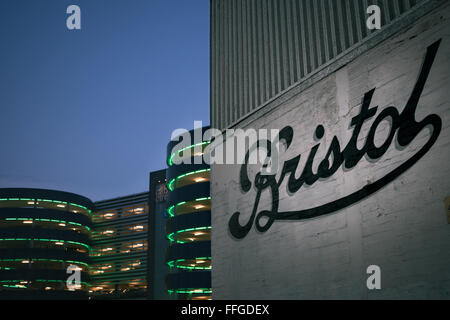 'Bristol' écrit sur un mur à Bristol, avec parking Cabot Circus en arrière-plan. Banque D'Images