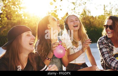 Portrait de meilleurs amis à l'extérieur dans un parc, et l'été sunflare Banque D'Images