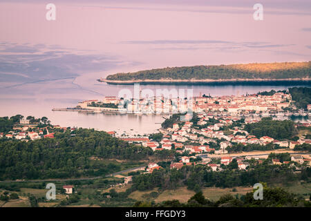 Vue de la ville de Rab, station touristique croate célèbre pour ses quatre clochers. Banque D'Images