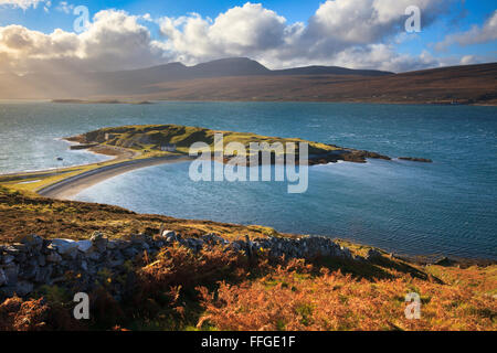 Neackie ard sur Loch Eriboll dans le nord-ouest des Highlands d'Écosse, capturé sur un après-midi orageux à la fin d'octobre. Banque D'Images