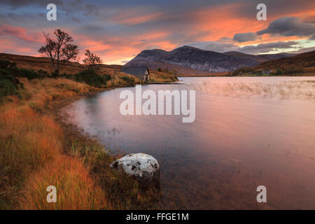 La remise à bateaux à l'extrémité sud du Loch Stack, dans le nord-ouest des Highlands d'Écosse, capturés au lever du soleil à la fin d'octobre. Banque D'Images