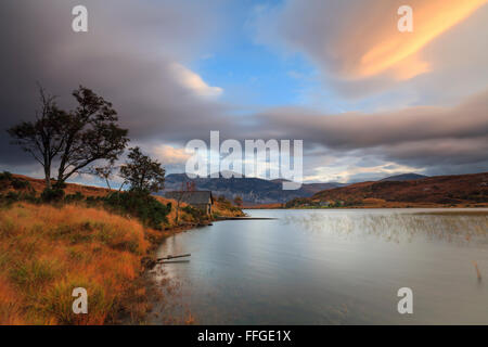 La remise à bateaux à l'extrémité sud du Loch Stack, dans le nord-ouest des Highlands d'Écosse, capturés au lever du soleil à la fin d'octobre. Banque D'Images