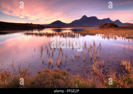 Aube sur Ben Loyal, capturés au début de novembre les rives du Loch Hakel, près de la langue, dans le nord-ouest des Highlands Sc Banque D'Images