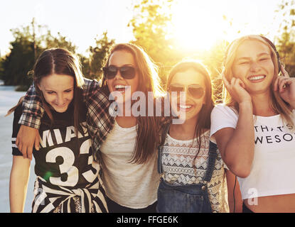 Teenage Girls laughing, marcher sur une ligne Banque D'Images