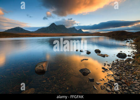 Ben loyal dans le nord-ouest des Highlands d'Écosse, reflétée dans le Loch Hakel au coucher du soleil au début de novembre. Banque D'Images