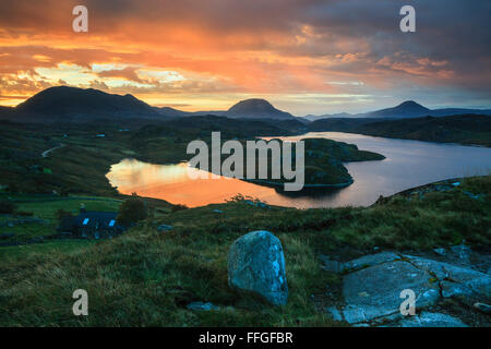 Un lever du soleil capturé à la fin octobre, à partir de la chambre au-dessus de la rive nord du Loch Inchard, près de Kinlochbervie au nord-ouest de l'Écosse. Banque D'Images