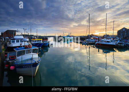 Le bateau à Padstow Harbour capturé au lever du soleil. Banque D'Images