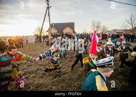 Les villageois vêtus de danser dans un anneau au cours de célébration dans Kuchuriv Velykyj Malanka, village de Bucovine, Ukraine Banque D'Images