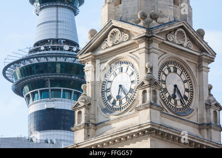 L'Hôtel de Ville Tour de l'horloge sur la rue Queen et modern Sky Tower, Auckland, Nouvelle-Zélande Banque D'Images