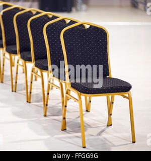 Rangée de chaises dans une salle de réunion Banque D'Images