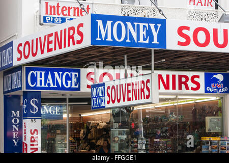 Un bureau de change et d'affichage à l'extérieur de souvenirs shop sur Queen Street dans le centre de Auckland, Nouvelle-Zélande. Banque D'Images