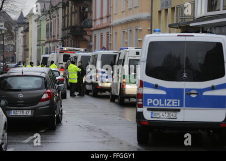 Worms, Allemagne. 13e Février 2016. Cars de police sont garées dans une rue latérale le long de la route de mars. Environ 80 membres du parti de droite 'Der III. Weg" (La troisième voie) ont défilé dans les vers en souvenir de ceux qui ont été tués par les bombardements alliés à Dresde le 13. Février 1945. Ils ont été rejoints par des Néo Nazis de la Hongrie. Certains manifestants anti-fascistes se tenait contre le long du chemin. Banque D'Images