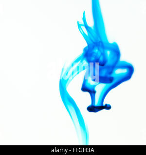 Image abstraite d'un panache de liquide bleu sur fond blanc Banque D'Images