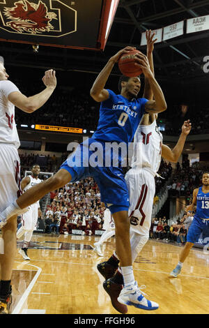 Columbia, SC, États-Unis d'Amérique. Feb 13, 2016. L'avant Marcus Lee descend avec le rebond dans le match de basket-ball de NCAA entre les Wildcats de Kentucky et la Caroline du Sud Gamecocks de Colonial Life Arena de Columbia, SC. Scott Kinser/CSM/Alamy Live News Banque D'Images