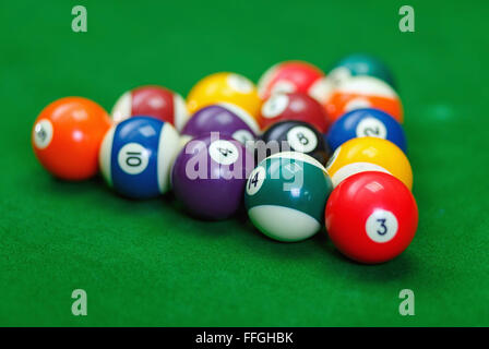 Boules de billard dans un billard vert Banque D'Images