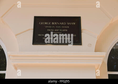 Une plaque commémorative de George Bernard Shaw (26 juillet 1856 - 2 novembre 1950) sur l'affichage sur un mur à Londres, Royaume-Uni. Banque D'Images